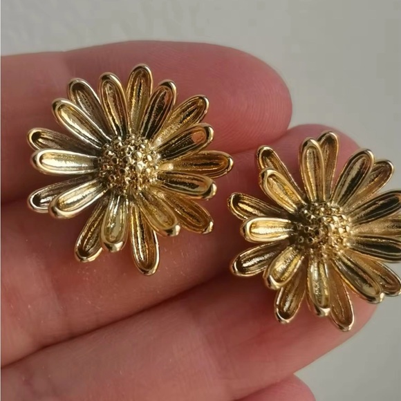 18K Gold Chrysanthemum Flower Stud Earrings for Women 18K PVD Plated - Picture 3 of 3